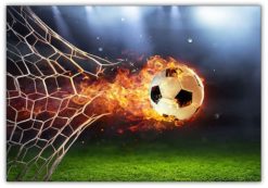Fotboll genom nätet med eldsflammor