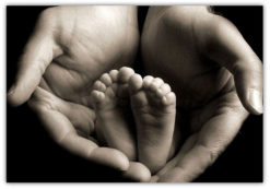 Babyfeet in hands