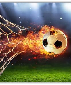 Fotboll genom nätet med eldsflammor