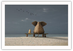 Alternative view of Elefant och hund blickar ut över havet