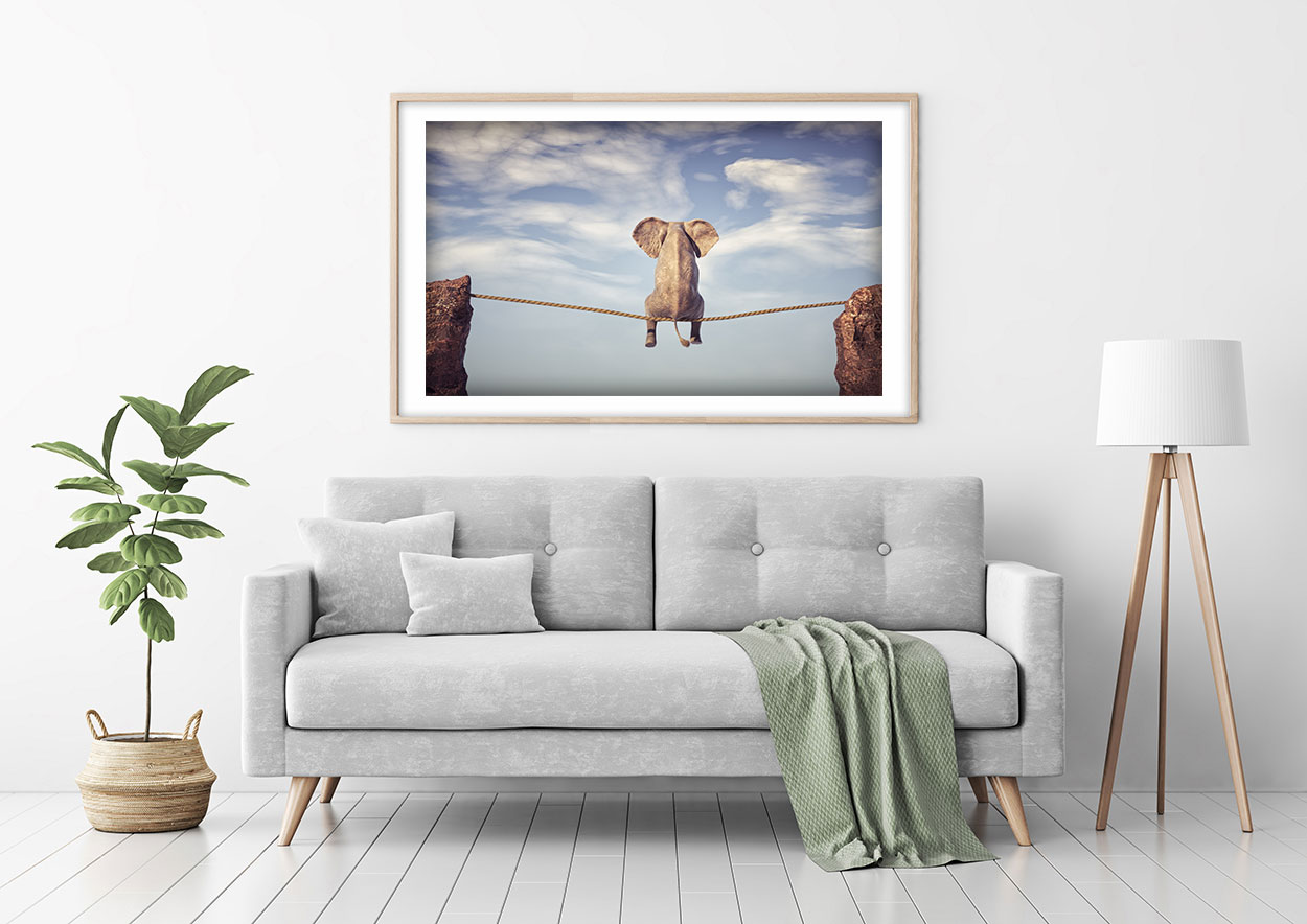 Elefant sitter på rep mellan bergen Poster - Bild 4