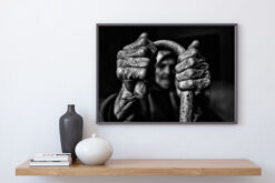 HÄNDER PÅ KÄPPEN poster 50x70cm