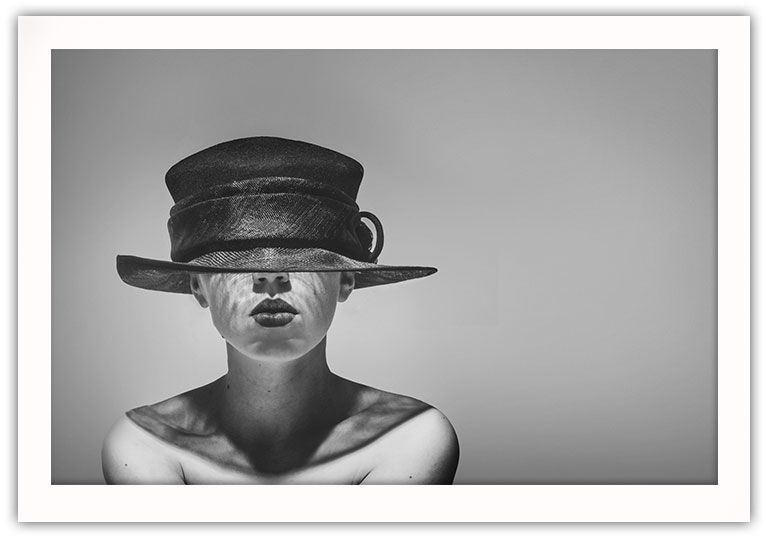 Lady with dark hat poster - Bild 4