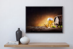 Ölglas och ektunna på gammalt bord poster - Bild 3