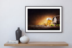 Ölglas och ektunna på gammalt bord poster - Bild 4
