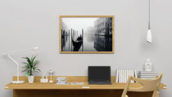 Alternative view of Ensam gondol på floden Venedig Poster